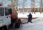 В поселке Птицефабрик в Глазове прорвало трубу холодного водоснабжения