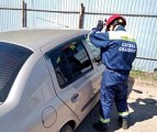 В Удмуртии спасатели вскрыли автомобиль, чтобы достать ребёнка